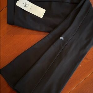 ALO Yoga Jet Black Performance bootleg Sculpt Leggings
🖤 NEW with TAGS! 🖤